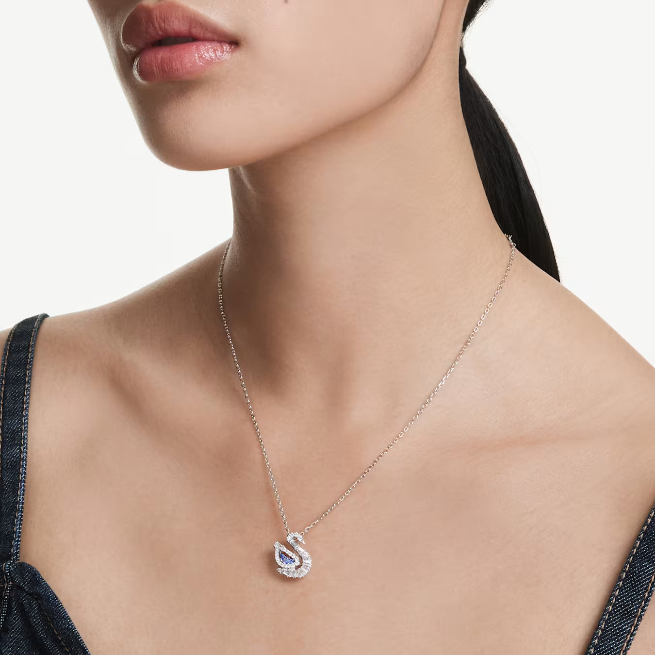 Swar*vski -Swan pendant Mixed cuts, Swan, Blue-5723389 (AD-Oct) (2025 PACKAGING)
