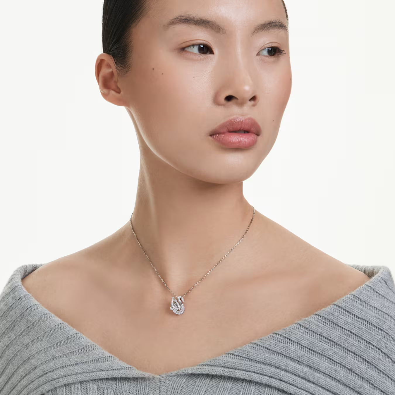 Swar*vski -Swan pendant Mixed cuts, Swan, white-5732412 (AD-Oct) (2025 PACKAGING)